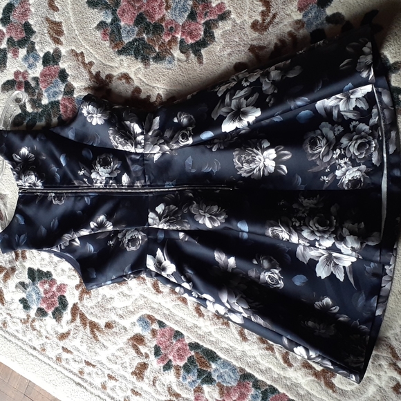 Honey Chelsea Floral Midi Dress - Picture 9 of 10